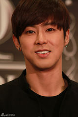 高清组图：东方神起香港火爆开唱 劲舞引疯狂