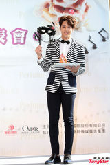 组图：胡宇崴爱吃甜点 否认恋上陈庭妮