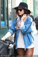 组图：超模米兰达-可儿带儿子散步 装扮时尚