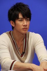 高清组图：吴尊做客新浪花絮照 阳光美男表情百变