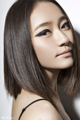 组图：焦俊艳曝最新美妆片 多变造型尽显春意浓