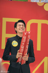 组图：韩星李玹雨来港跨年 热情与粉丝“抱抱”