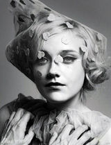 组图：达科塔-范宁金色卷发登封面 萝莉初成长