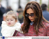 组图：维多利亚抱爱女散步 小七憨态可掬