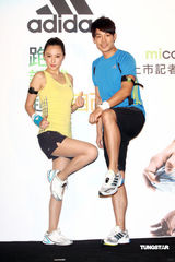 幻灯图集：刘心悠化身跑步助教 指导蓝钧天练身材