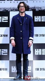 组图：韩星全智贤帅气出席新片《柏林》试映会
