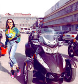 组图：爱戴骑重型机车出游潇洒帅气