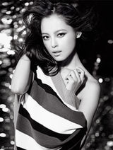组图：辛芷蕾黑白大片曝光 尽显魅惑女人味