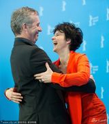 组图：《罗丹的情人》发布 比诺什红装搞怪