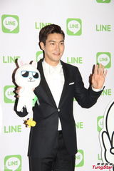 组图：崔始源自认无女友 以幽默化解尴尬