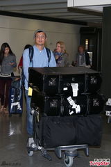 组图：余文乐吴雨霏同日返港现身机场