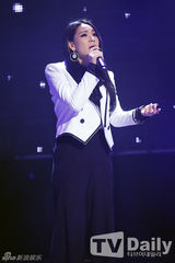 组图：EXO圣诞装热舞《MCD》 孝琳大尺度惹火