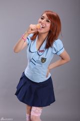 高清组图：i Me学生装秀美腿 舌舔冰激凌春光无限