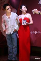 高清组图：周诗雅新碟发布秀浅沟 吴京黑超现身支持