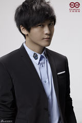 组图：李炜化身英伦绅士 新造型释放电眼魔力