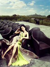 组图：江一燕性感娇艳姿态登杂志封面