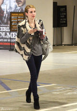 组图：艾玛-罗伯兹街拍LOOK奶油色黑纹马甲保暖