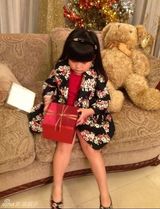 组图：Angela生活照宛若时装秀 超萌小妞爱发箍