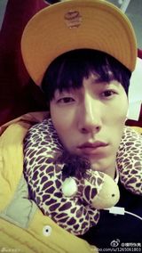 组图：张亮长脸自拍遭调侃马脸代言人