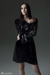 组图：宋佳烟熏装登封面 为演萧红不惧精神错乱