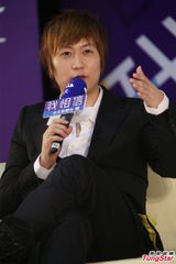 组图：刘若英白衬衫清新亮相 阿信优雅帅气