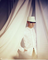 组图：聂远百变造型拍时尚大片演绎白色情人节