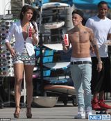 组图：比伯与新模特女友海边嬉戏 不顾裤子滑落