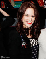 幻灯图集：绯闻女孩莉顿-梅斯特红唇似火笑靥如花