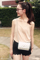 组图：王茗街拍LOOK 裸色上衣搭黑色短裤