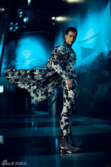 组图：何晟铭时尚大片独特视角演绎优质偶像