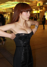 高清图：《画壁》票房破亿香港庆功 柳岩险走光