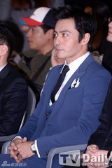 组图：张东健帅气站台 修身蓝西装魅力不减