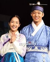 组图：东方神起有天穿古装亮相 现场上演变装秀