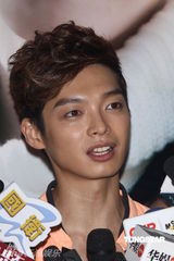 组图：辰亦儒举办新书发表会 展示厨艺秀事业线