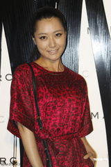 组图：周冬雨闪亮小洋装看秀 心情大好微笑放电