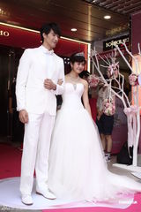 组图：锦荣自曝想三十岁结婚 与陈妍希上演求婚戏