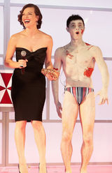 组图：《生化危机5》日本首映 米拉黑裙性感出席