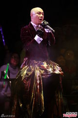 组图：big4开演唱会发红封包 互曝成员糗事