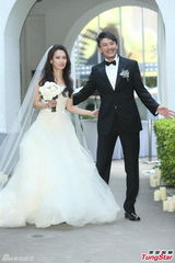 组图：张震大婚献吻娇妻 亲手为新娘提裙摆