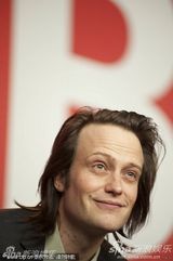 《除了我们还有谁》发布会 男星迪赫英伦范十足