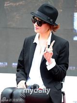 组图：金宣儿中性风亮相釜山 西装黑超帅酷
