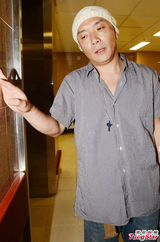 组图：母亲遇溺昏迷危殆 张卫健忧心返港探望