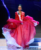 组图：奥利维娅夺环球小姐桂冠 圆润双峰隐现