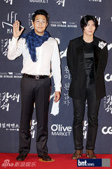 组图：李秉宪韩孝珠等亮相《光海》红毯秀