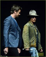 组图：约翰尼德普登台宣传 尽显不羁熟男魅力