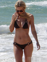 组图：索菲亚-特纳比基尼秀巨胸 翘臀浑圆惹火