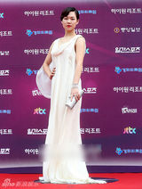 组图：韩艺丽白纱裙亮相百想 衬托雪白美肌