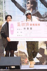 罗志祥新书大卖欲购名车 罗妈捐两百万做公益(图)