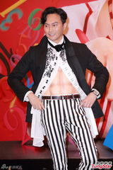 组图：张智霖预演个唱秀腹肌化身欢乐先生送礼