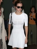 组图：艾玛沃森抵达戛纳 短裙清纯墨镜摆酷